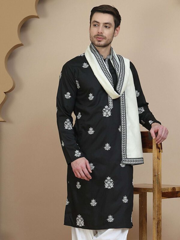 Jompers Men Embroidered Silk Blend Straight Kurta